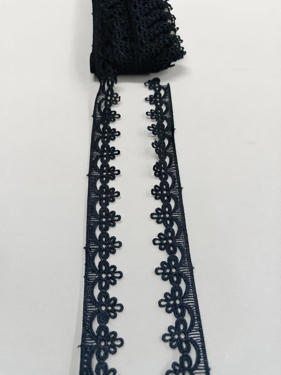Dantelă decorativă neagră cu model de trifoi, lățime 2,3 cm, livrată pe rolă de 15 yds.