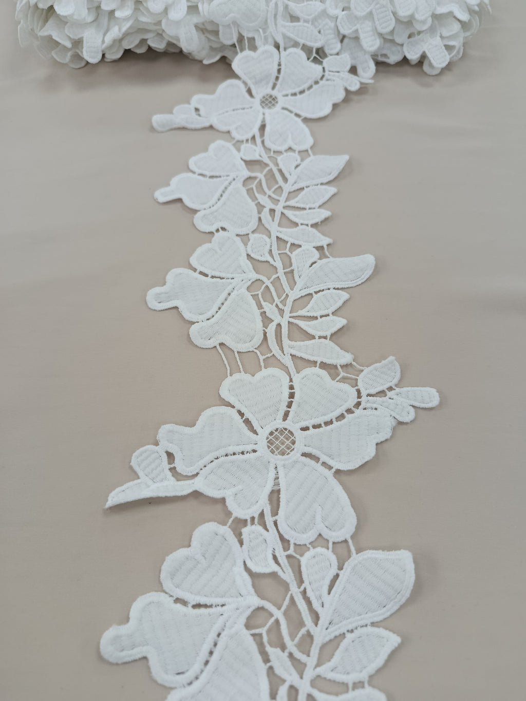Dantelă decorativă albă cu model floral, lățime 13,5 cm, vândută la metru