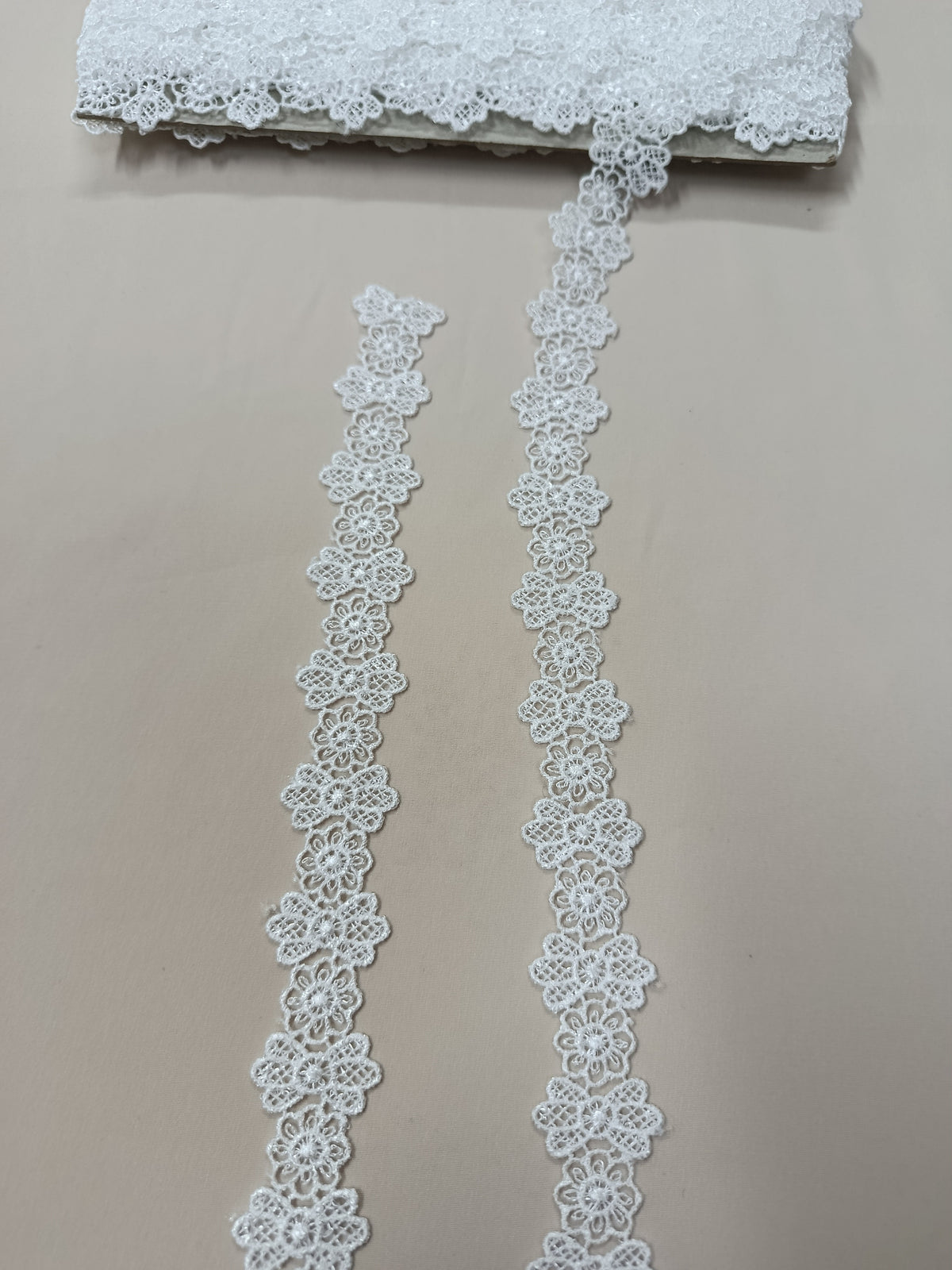 Dantelă decorativă cu model floral, lățime 2 cm, disponibilă în alb și negru, rolă 15 yds