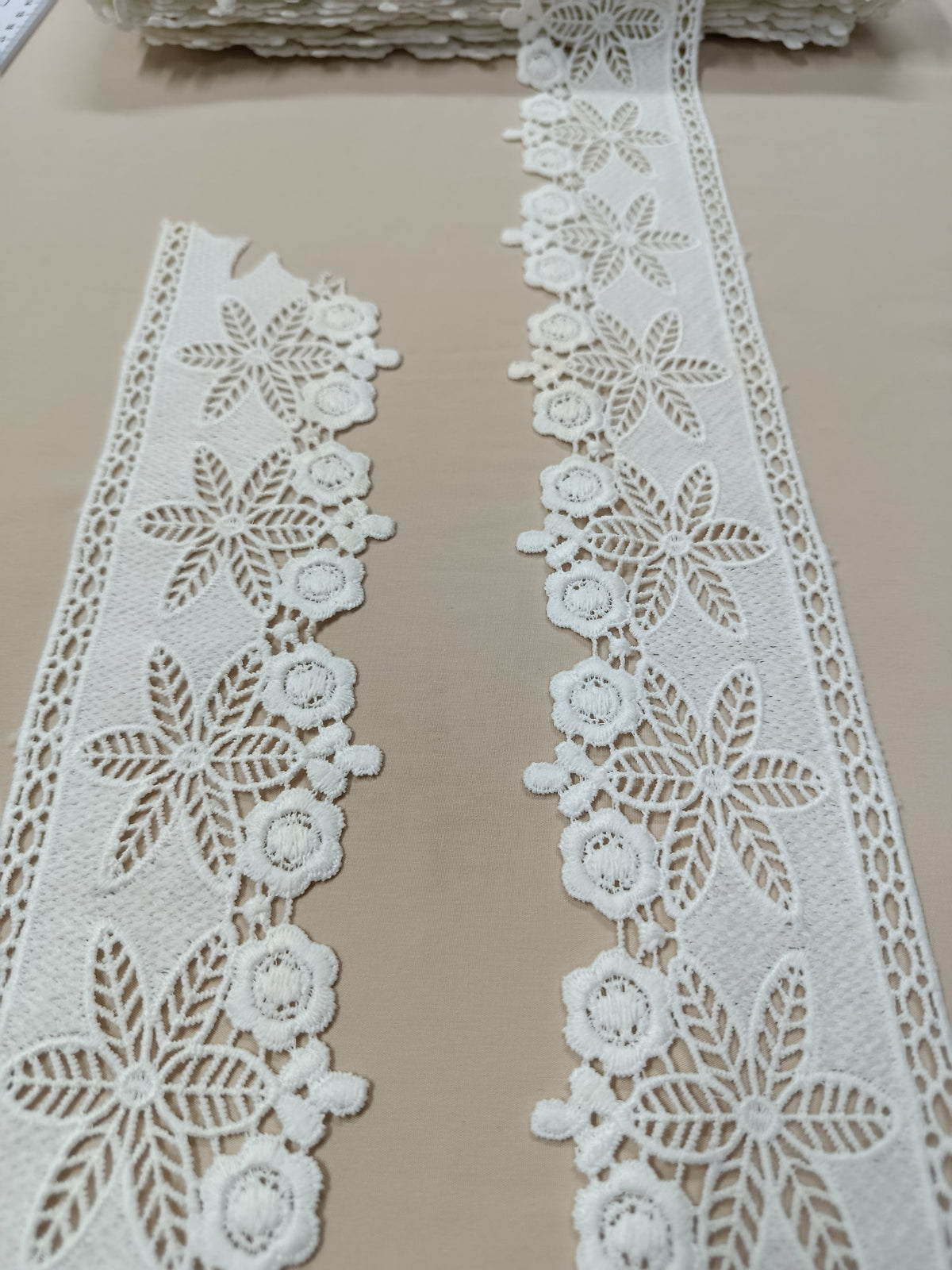 Dantelă decorativă albă cu model floral și margine ondulată, lățime 7 cm
