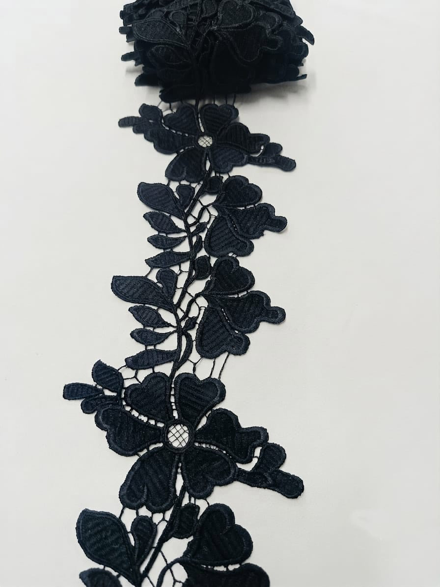 Detaliu dantelă florală neagră decorativă cu lățime de 13,5 cm