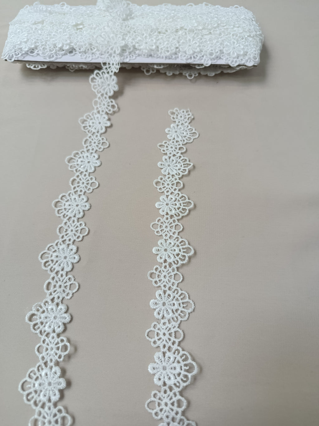 Dantelă decorativă cu model flori mici, lățime 2 cm, disponibilă în alb și negru, rolă 15 yds.