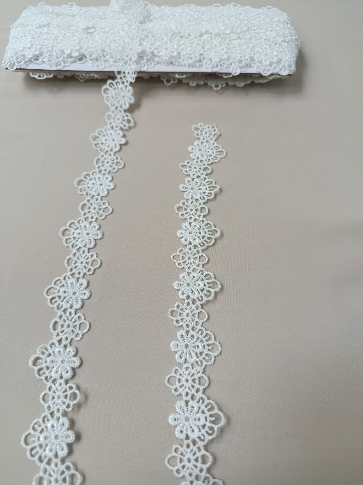 Dantelă decorativă cu model flori mici, lățime 2 cm, disponibilă în alb și negru, rolă 15 yds.