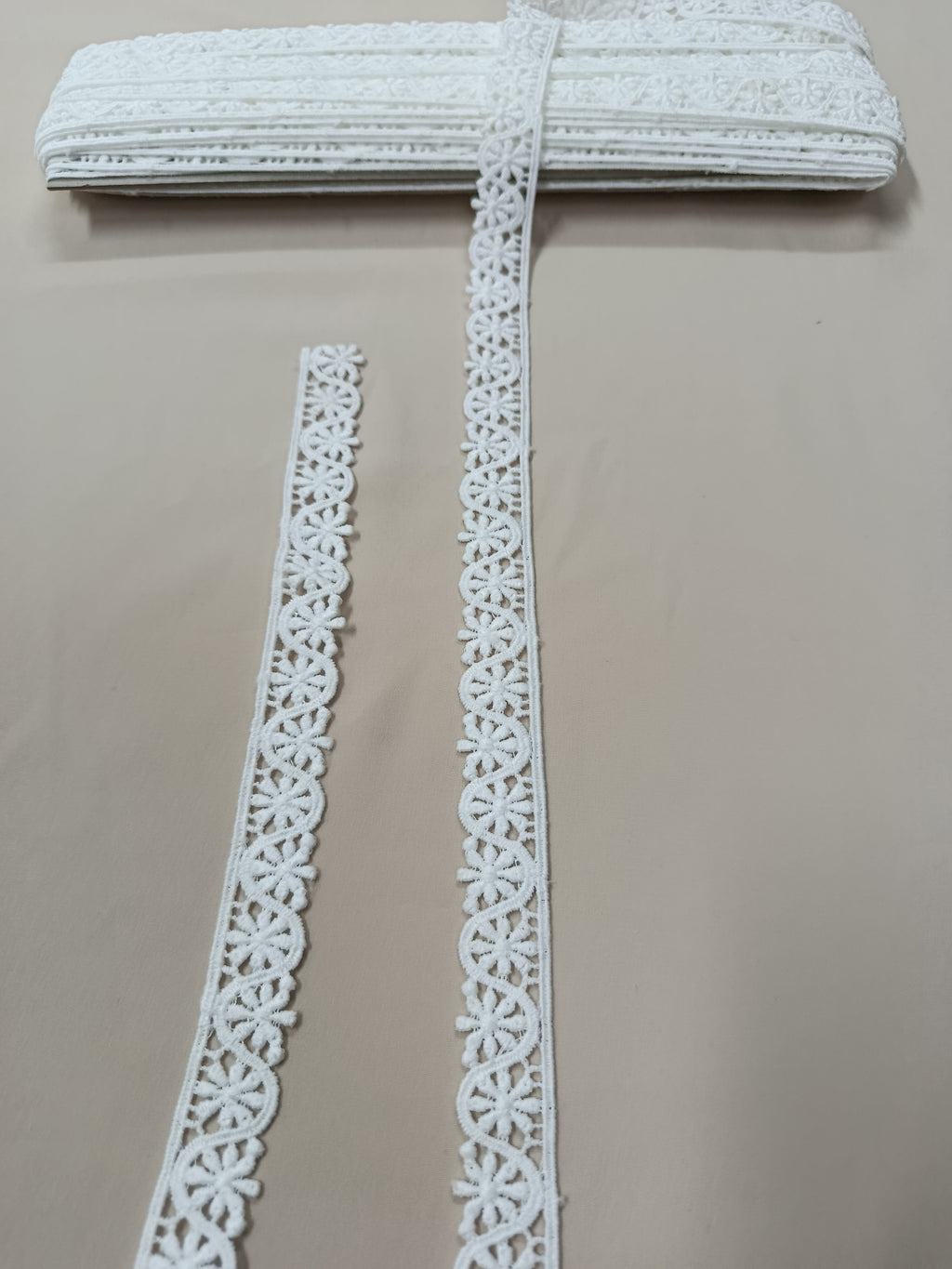 Dantelă decorativă cu flori mici și margini ondulate, lățime 2 cm, disponibilă în alb și negru, rolă 15 yds.