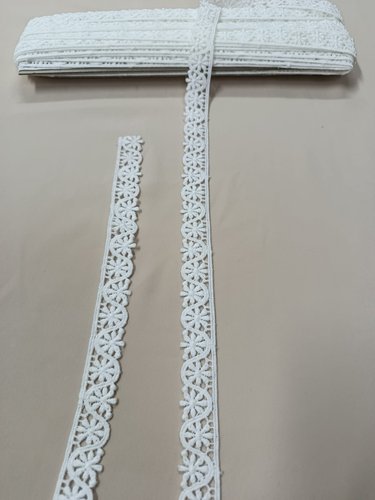 Dantelă decorativă cu flori mici și margini ondulate, lățime 2 cm, disponibilă în alb și negru, rolă 15 yds.