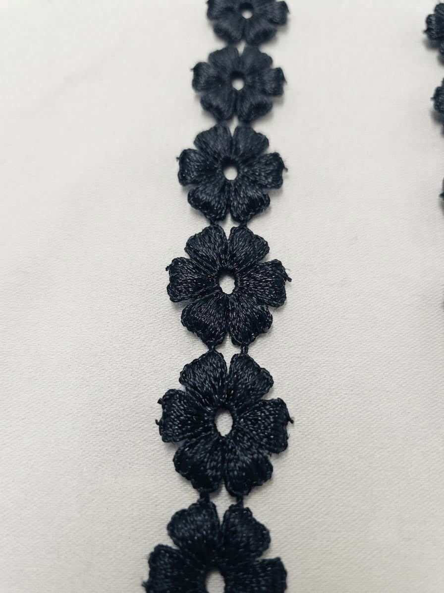 Detaliu dantelă guipură florală neagră pentru croitorie și decorațiuni