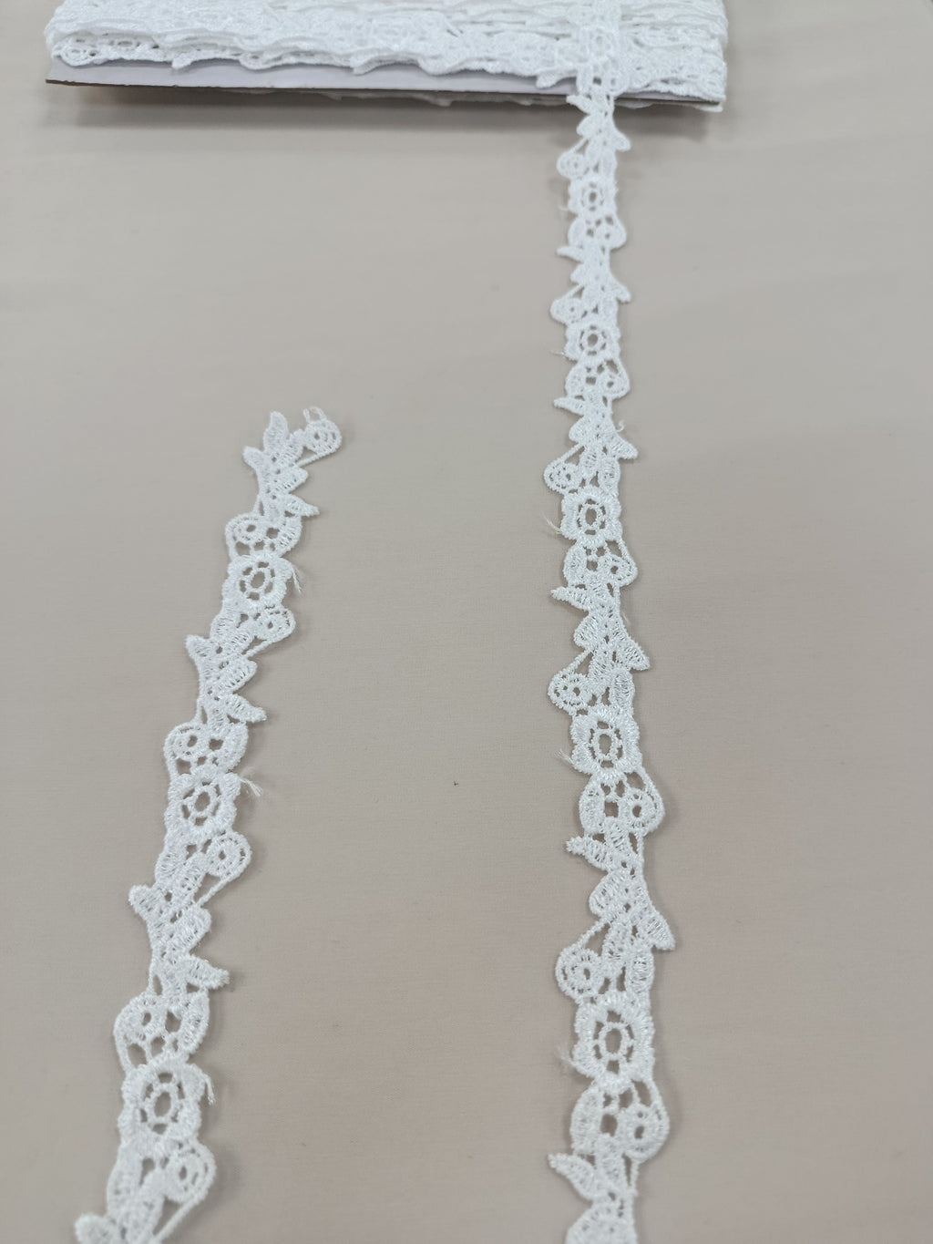 Dantelă guipură albă cu flori în relief 3D, lățime 1,8 cm, rolă 15 yards