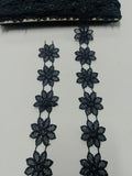Detaliu al dantelei Guipură negre cu model floral înlănțuit de 3 cm