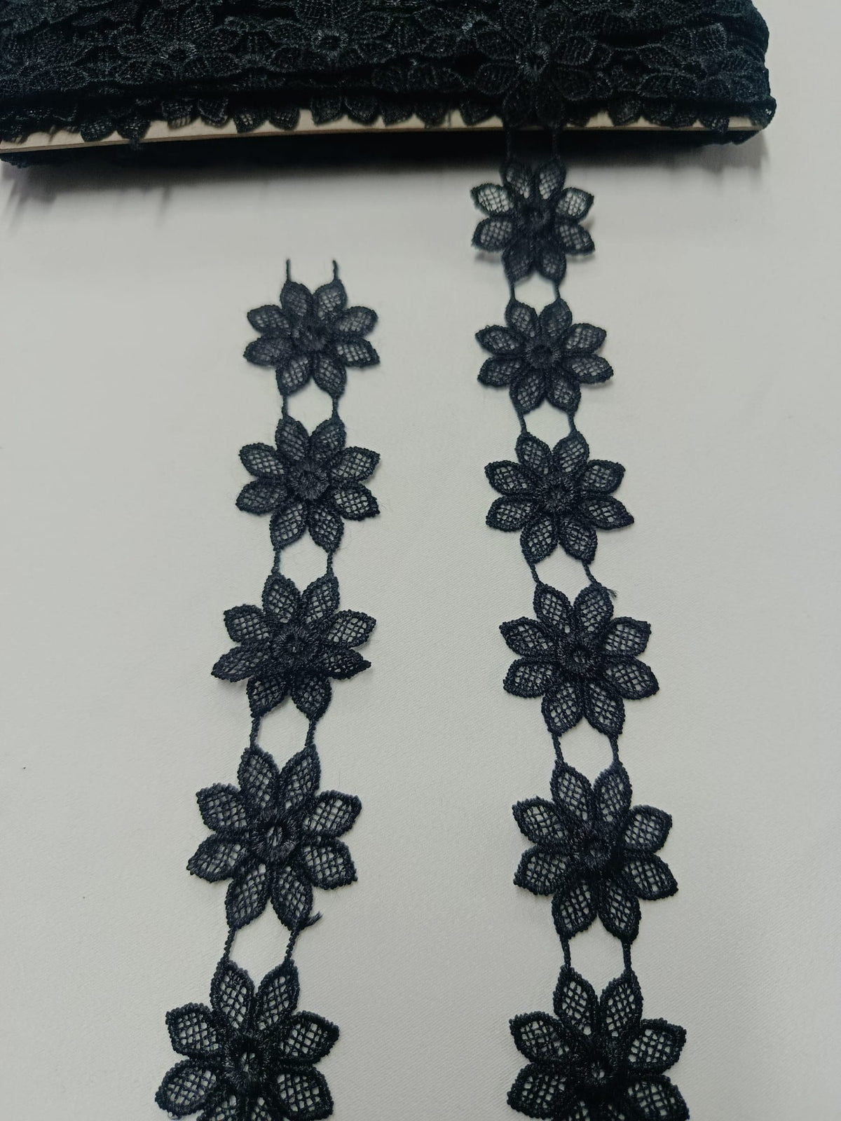 Detaliu al dantelei Guipură negre cu model floral înlănțuit de 3 cm