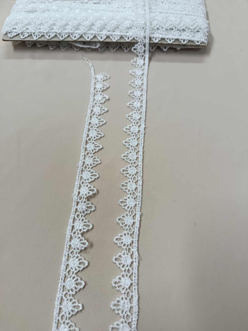 Dantelă decorativă cu margini în colțuri mici, lățime 1,5 cm, disponibilă în alb și negru, rolă 15 yds.