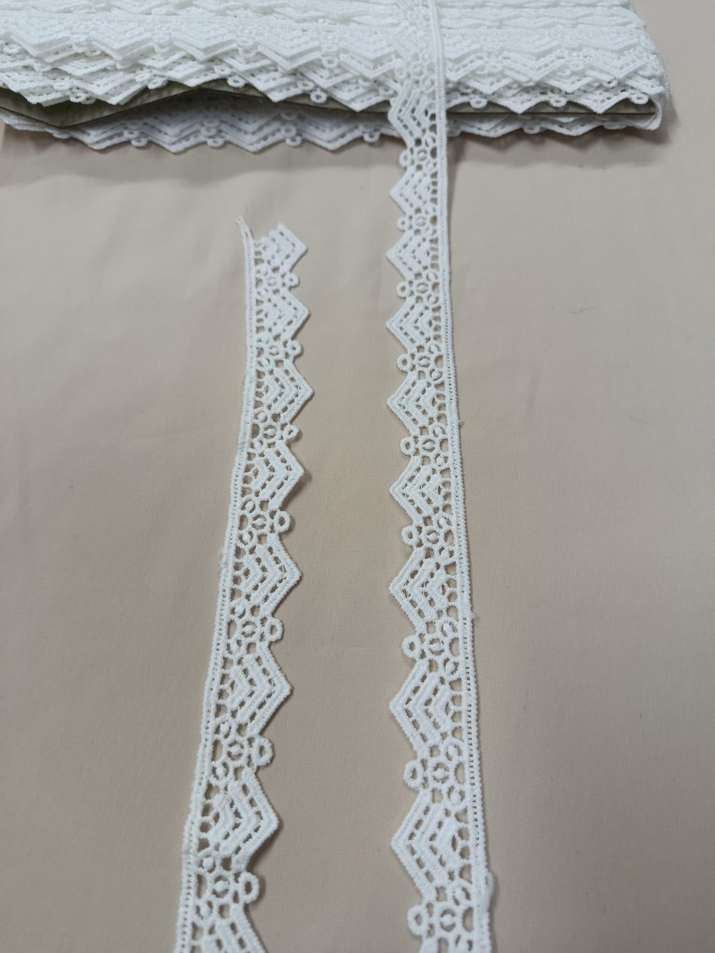 Dantelă decorativă cu model geometric pentru rochii, accesorii și proiecte handmade