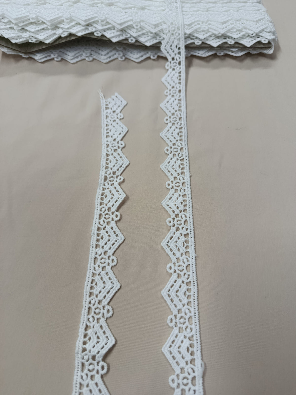 Dantelă decorativă cu model geometric pentru rochii, accesorii și proiecte handmade