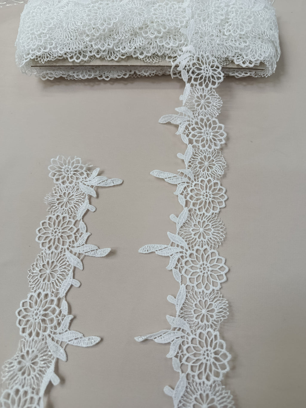 Dantelă decorativă Model Margarete, lățime 5 cm, disponibilă în alb și negru, vândută la metru.