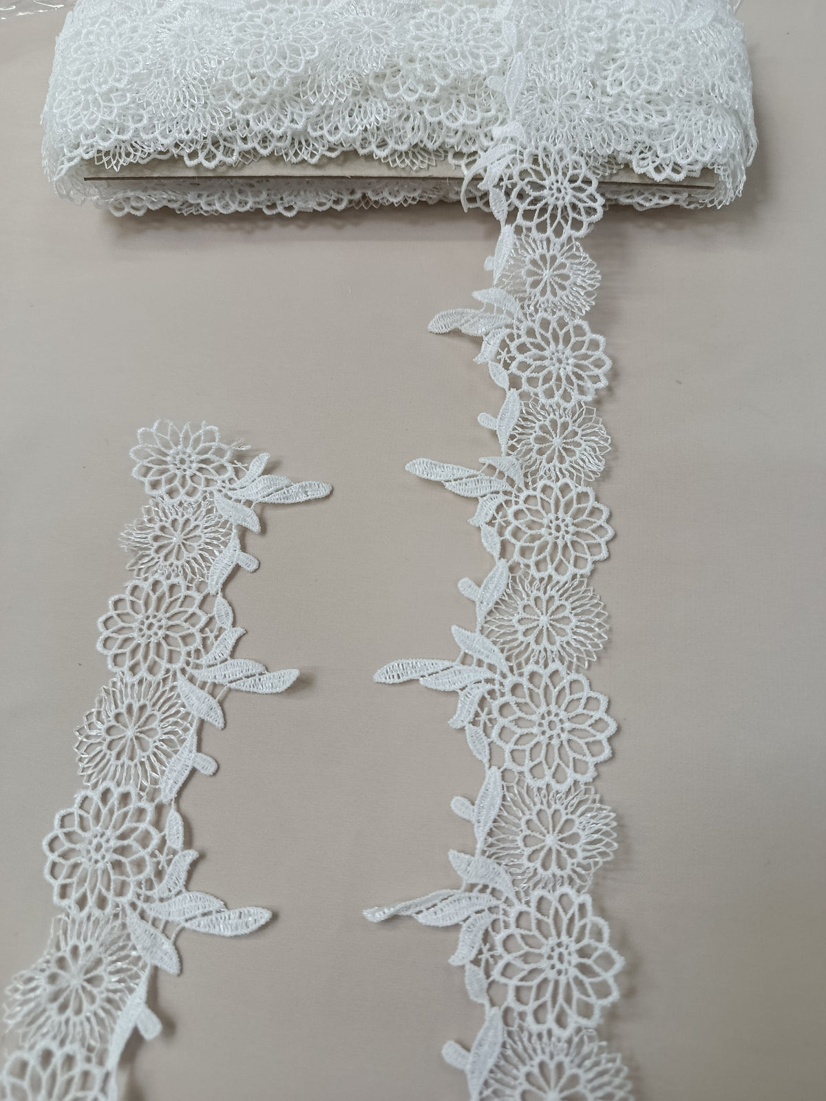 Dantelă decorativă Model Margarete, lățime 5 cm, disponibilă în alb și negru, vândută la metru.