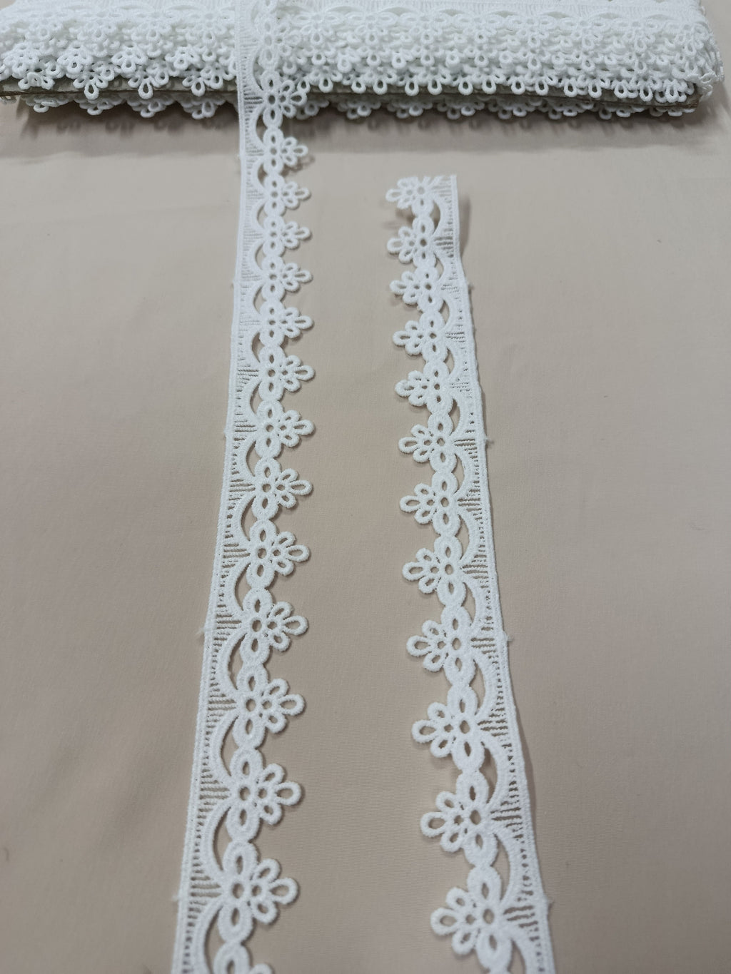 Dantelă Decorativă cu Model Trifoi – 2,3 cm | Rolă 15 yds | Alb / Negru cod 1-39
