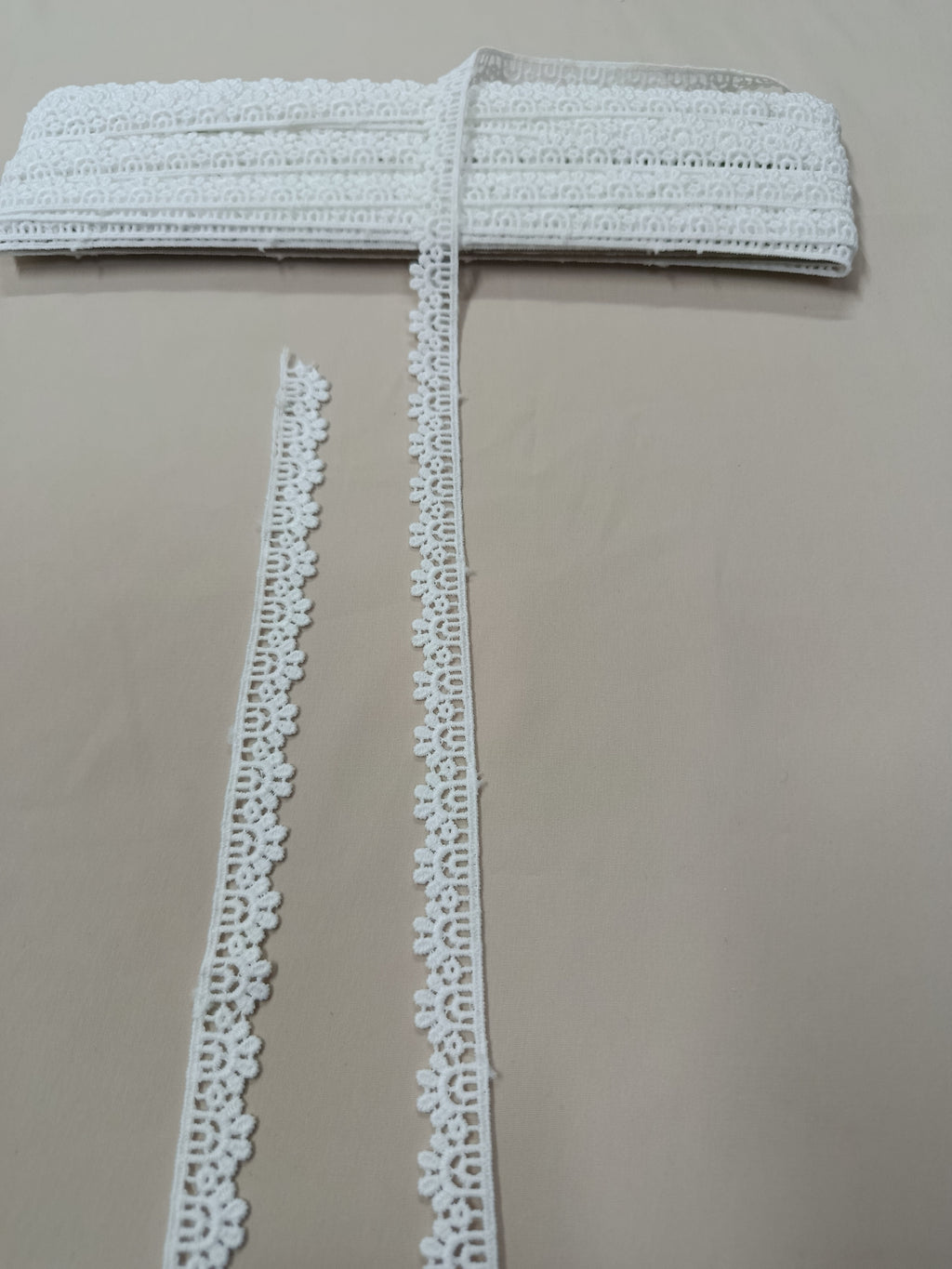 Dantelă decorativă cu motive florale, lățime 1,5 cm, disponibilă în alb și negru, rolă 15 yds.