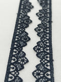 dantelă neagră cu margini zimțate, lățime 2 cm, pentru croitorie și decorațiuni textile.