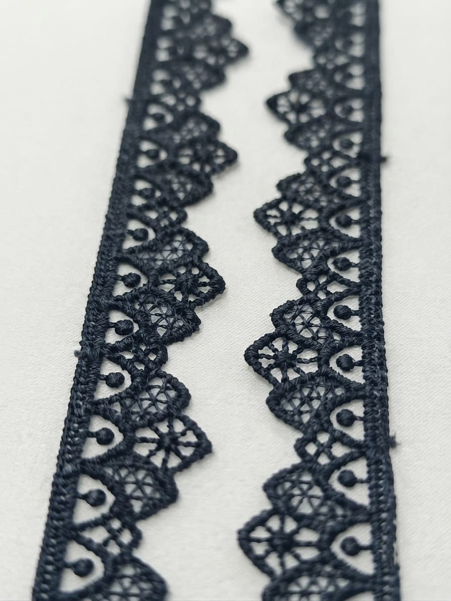 dantelă neagră cu margini zimțate, lățime 2 cm, pentru croitorie și decorațiuni textile.