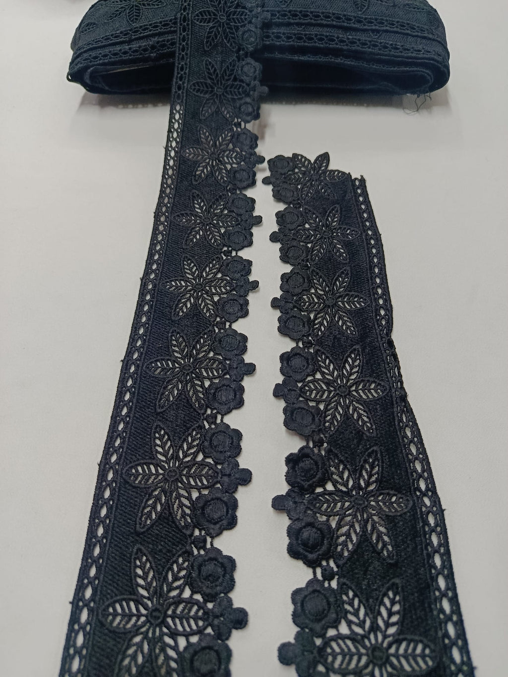 Dantelă neagră cu model flori și margine ondulată, lățime 7 cm