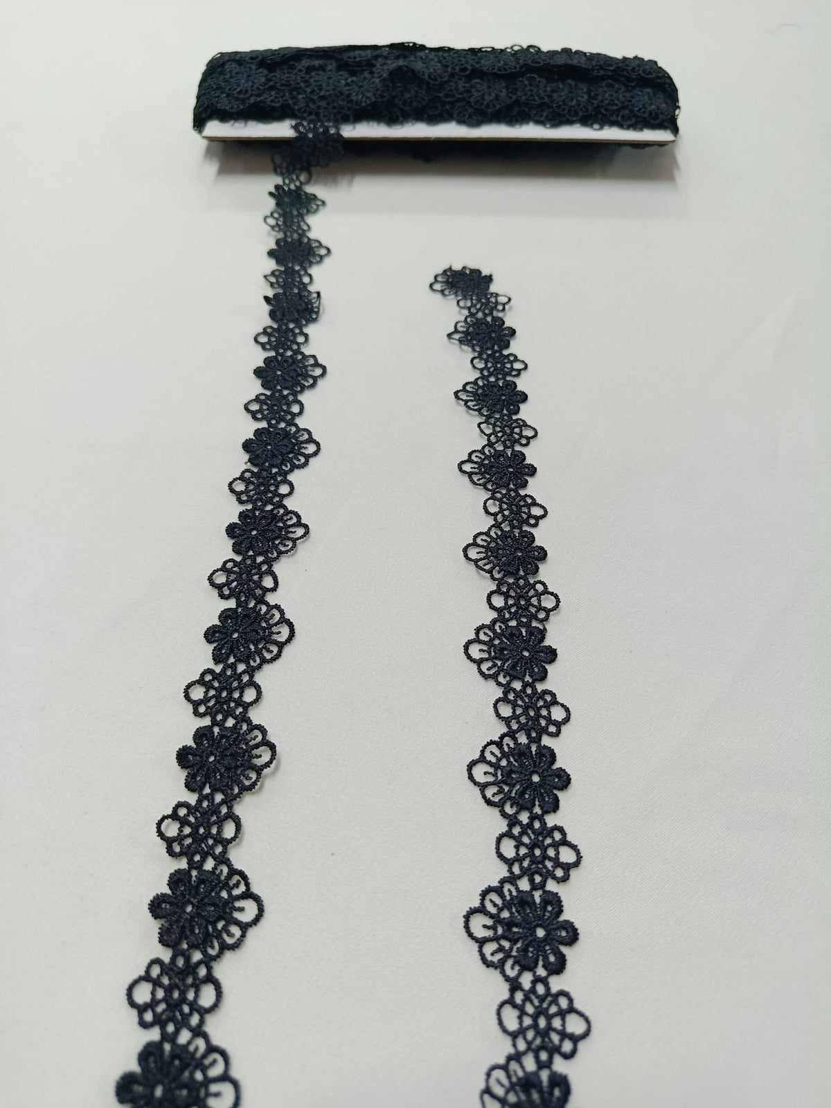 Dantelă Model Flori Mici negru 2 cm, rolă 15 yards