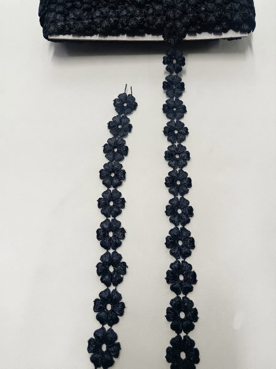 Dantelă guipură neagră cu flori brodate în șir, lățime 2,2 cm, rolă 15 yards