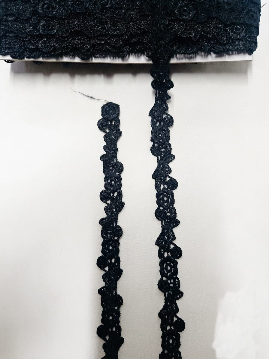 Detaliu dantelă guipură cu model floral în relief, culoare negru