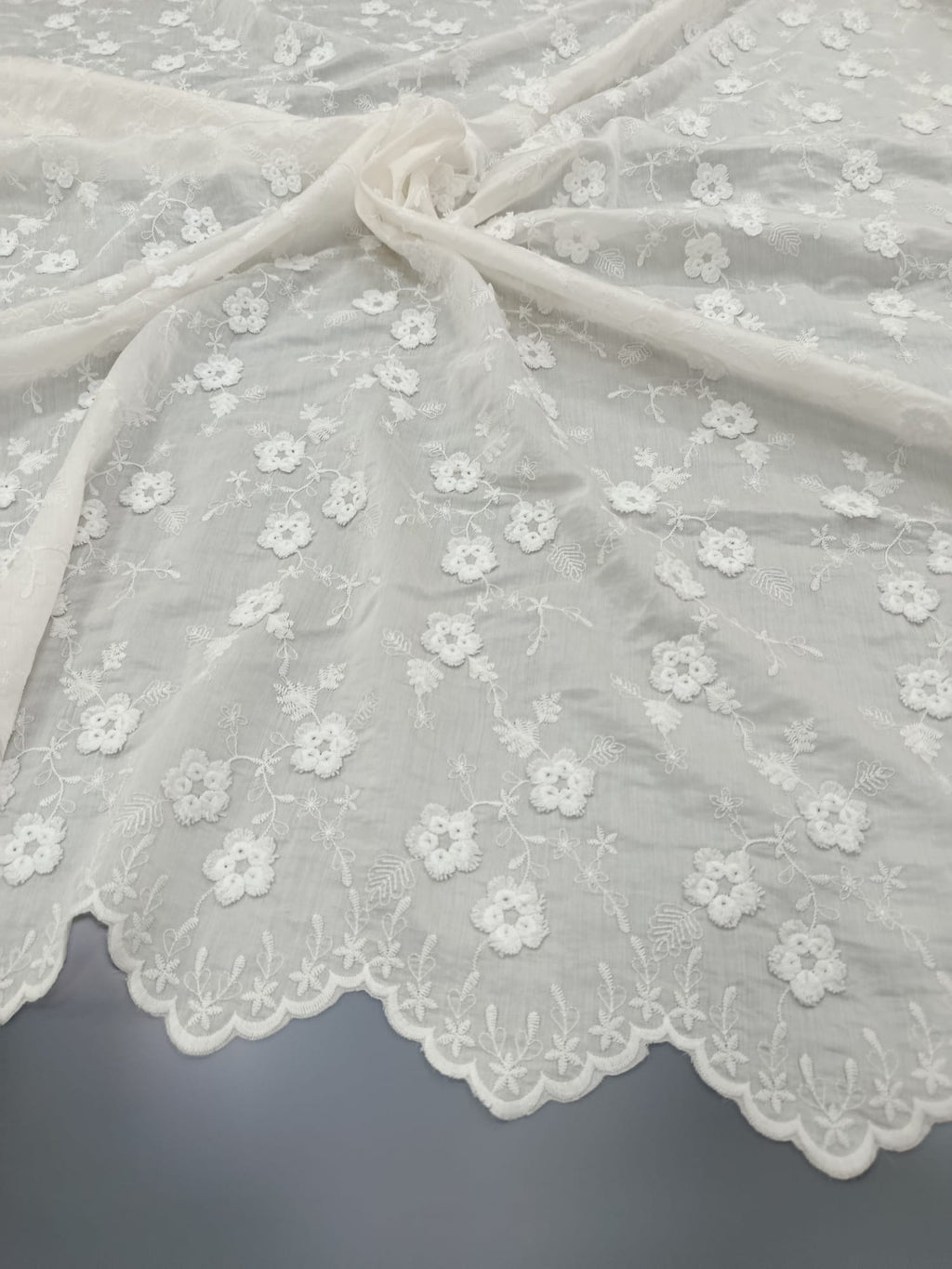 Textură fină din Lyocell ivoar cu broderie 3D florală delicată