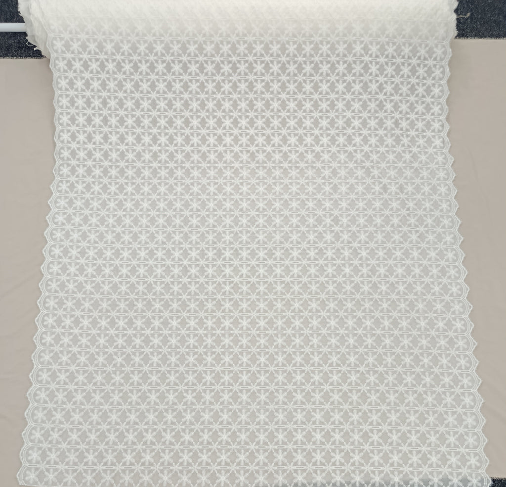 Textură fină liocel alb cu broderie decorativă
