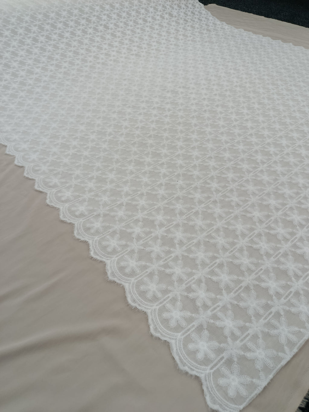 Material liocel alb pentru rochii și bluze elegante