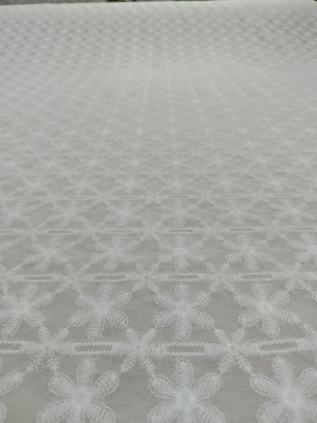 Material textil liocel alb cu broderie de calitate