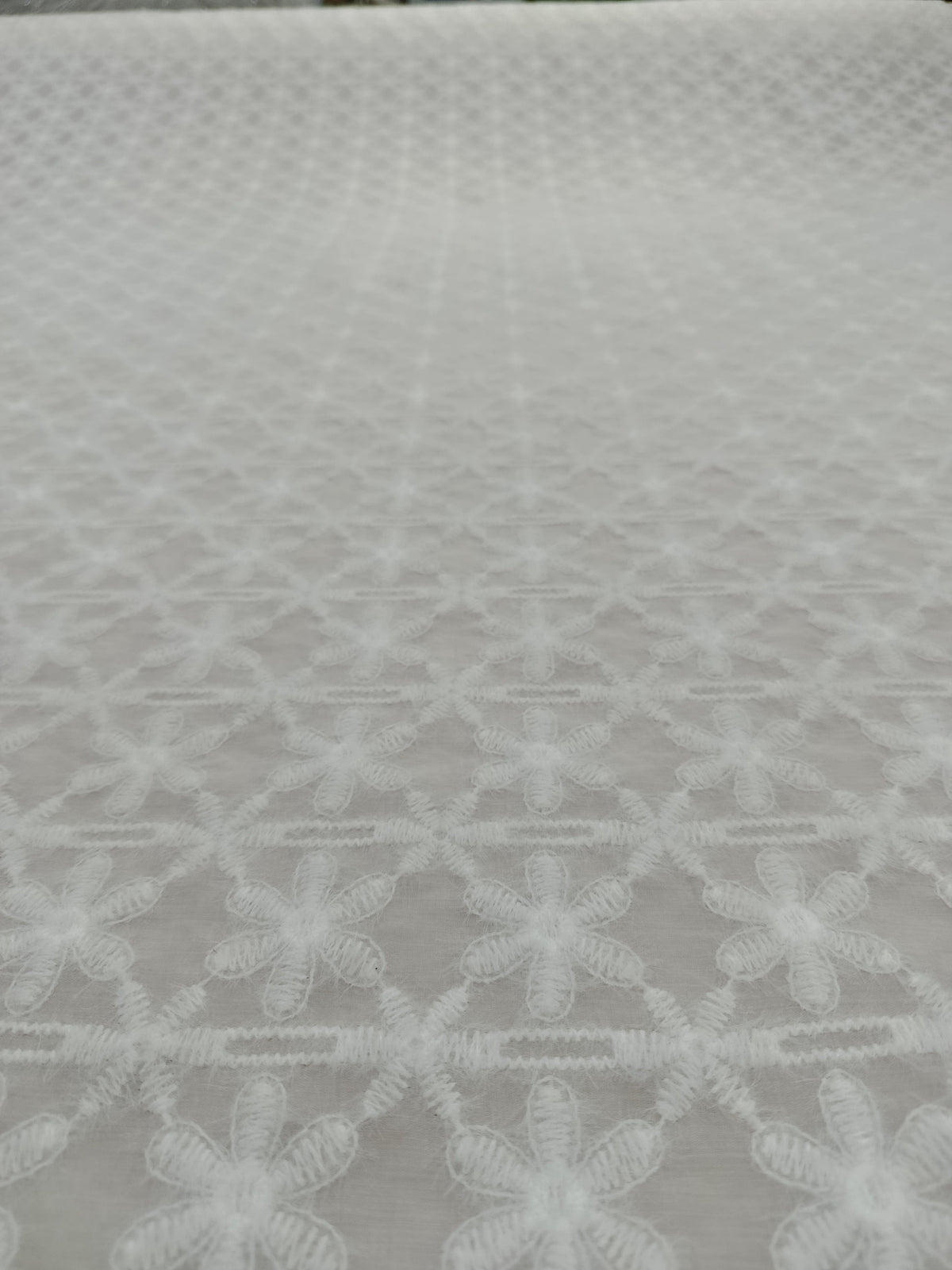 Material textil liocel alb cu broderie de calitate