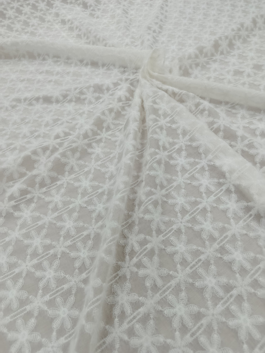 Material liocel alb cu broderie periată pentru croitorie și design vestimentar