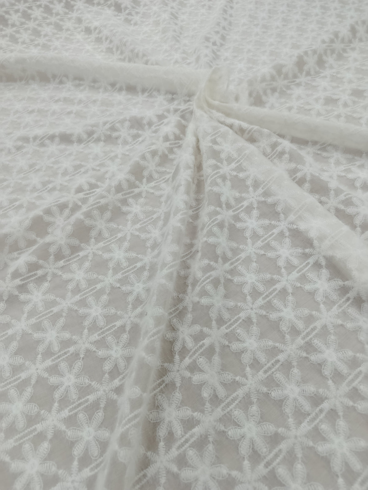 Material liocel alb cu broderie periată pentru croitorie și design vestimentar