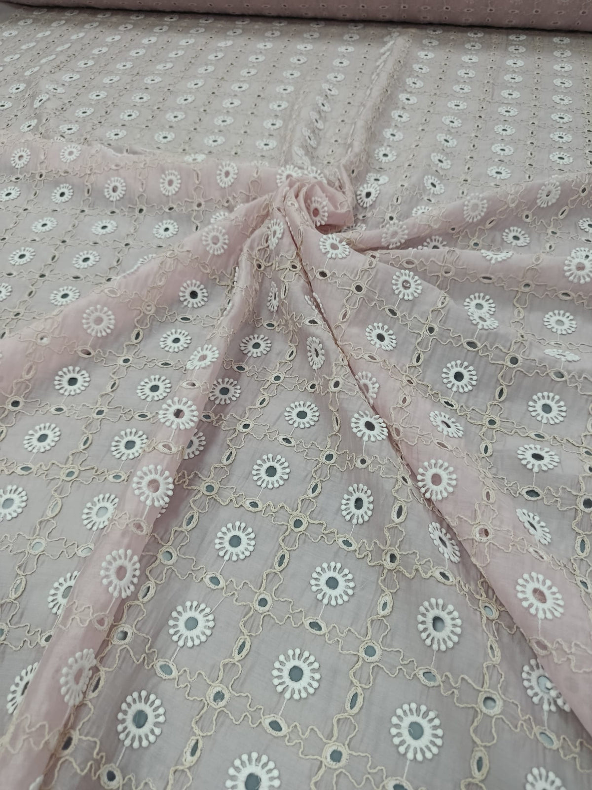 Lyocell cu broderie spartă roz deschis, lățime 1,50 m – vedere completă a materialului