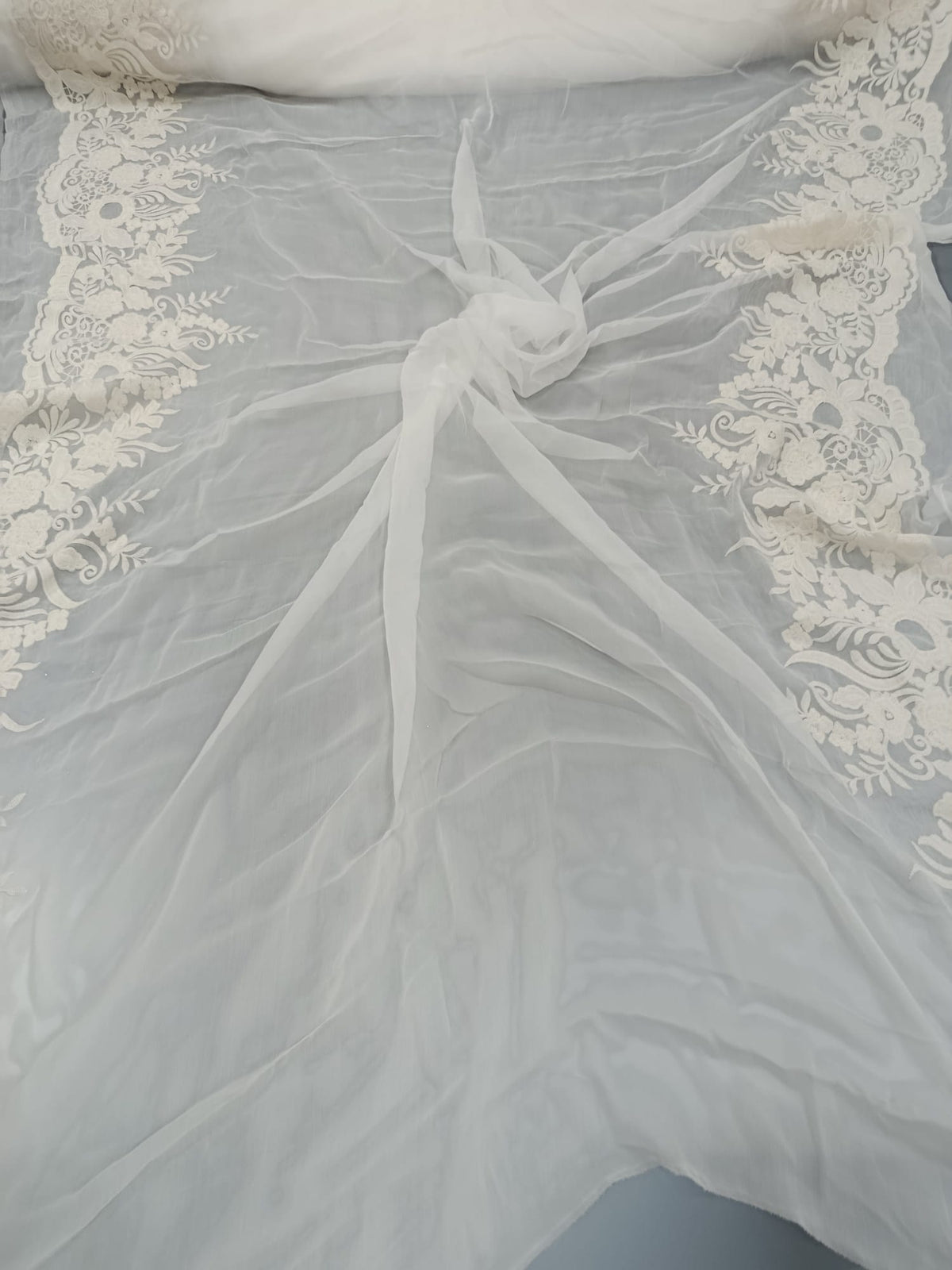 Material voal de mătase naturală  crem cu broderie florală pentru rochii    elegante   