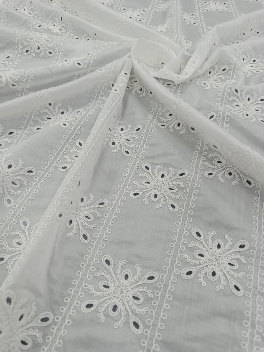 Material din bumbac alb cu broderie spartă pentru rochii, bluze și fuste