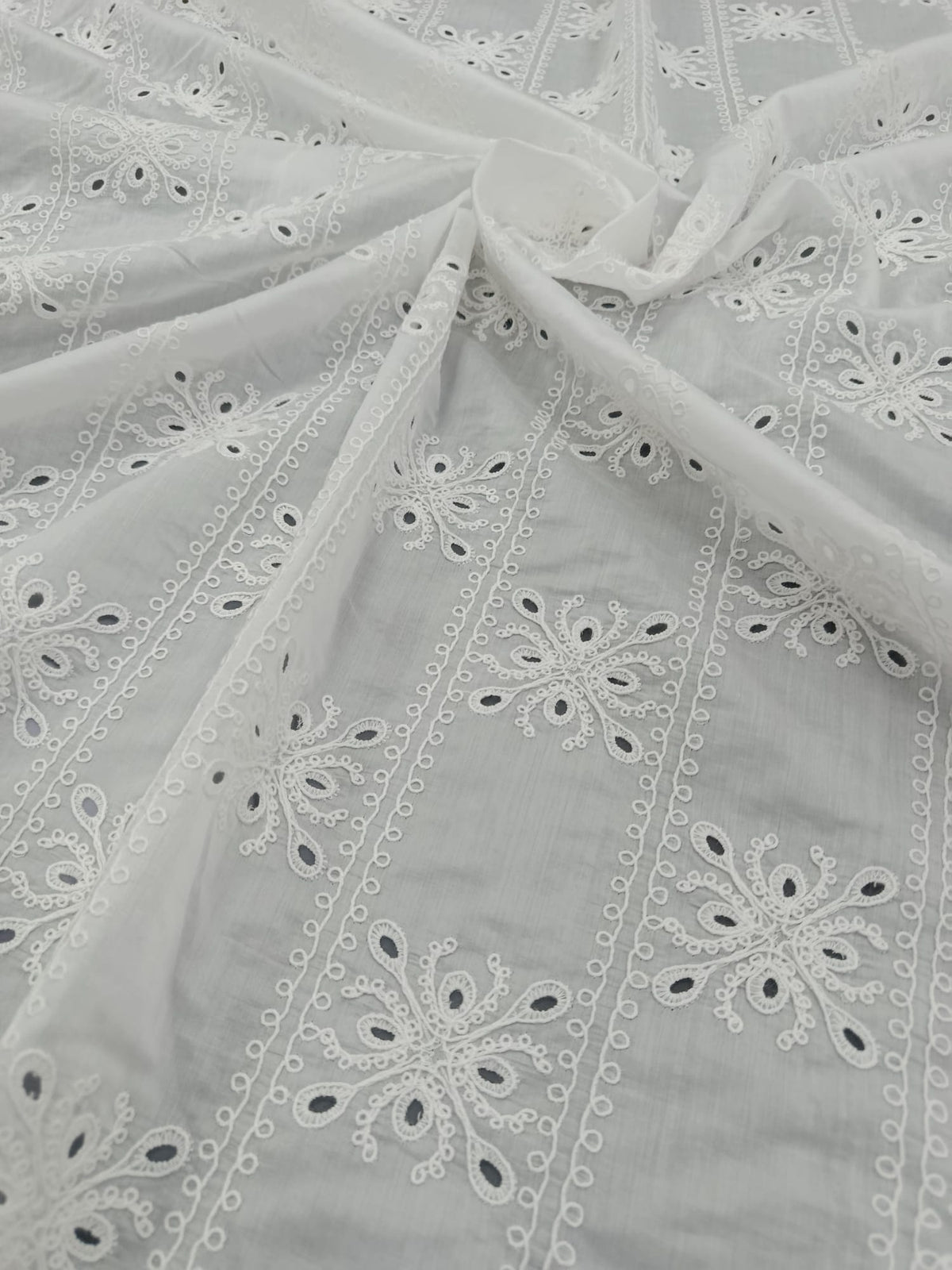 Material din bumbac alb cu broderie spartă pentru rochii, bluze și fuste