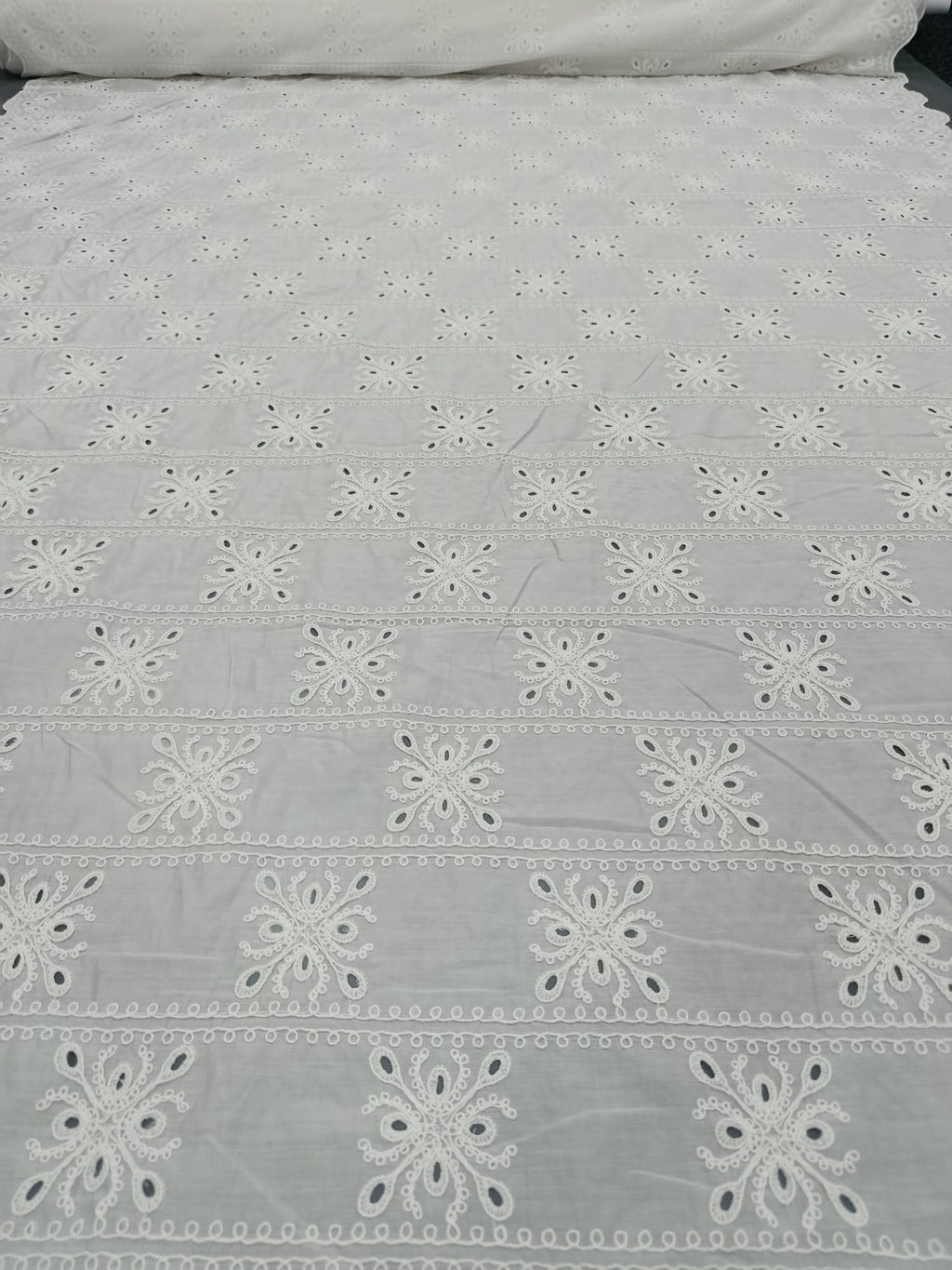 Bumbac alb cu broderie spartă – vedere completă a materialului, lățime 1,3m