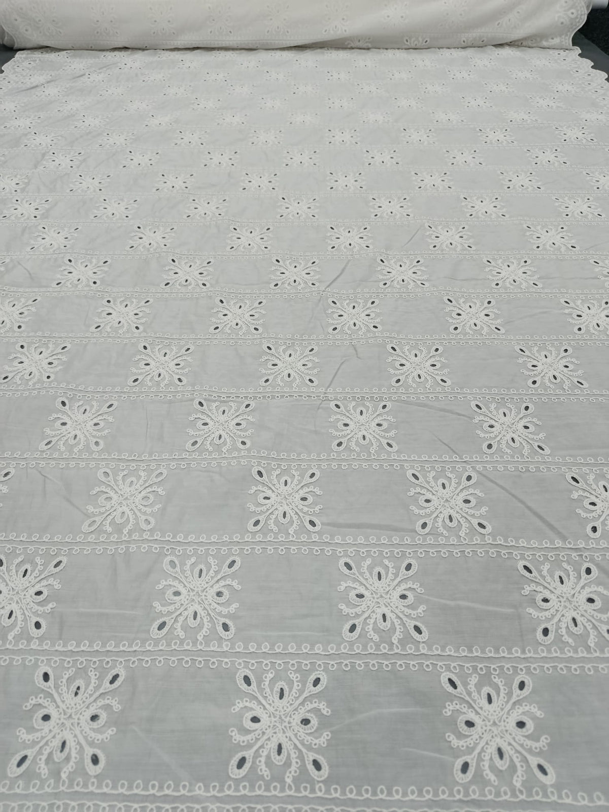 Bumbac alb cu broderie spartă – vedere completă a materialului, lățime 1,3m