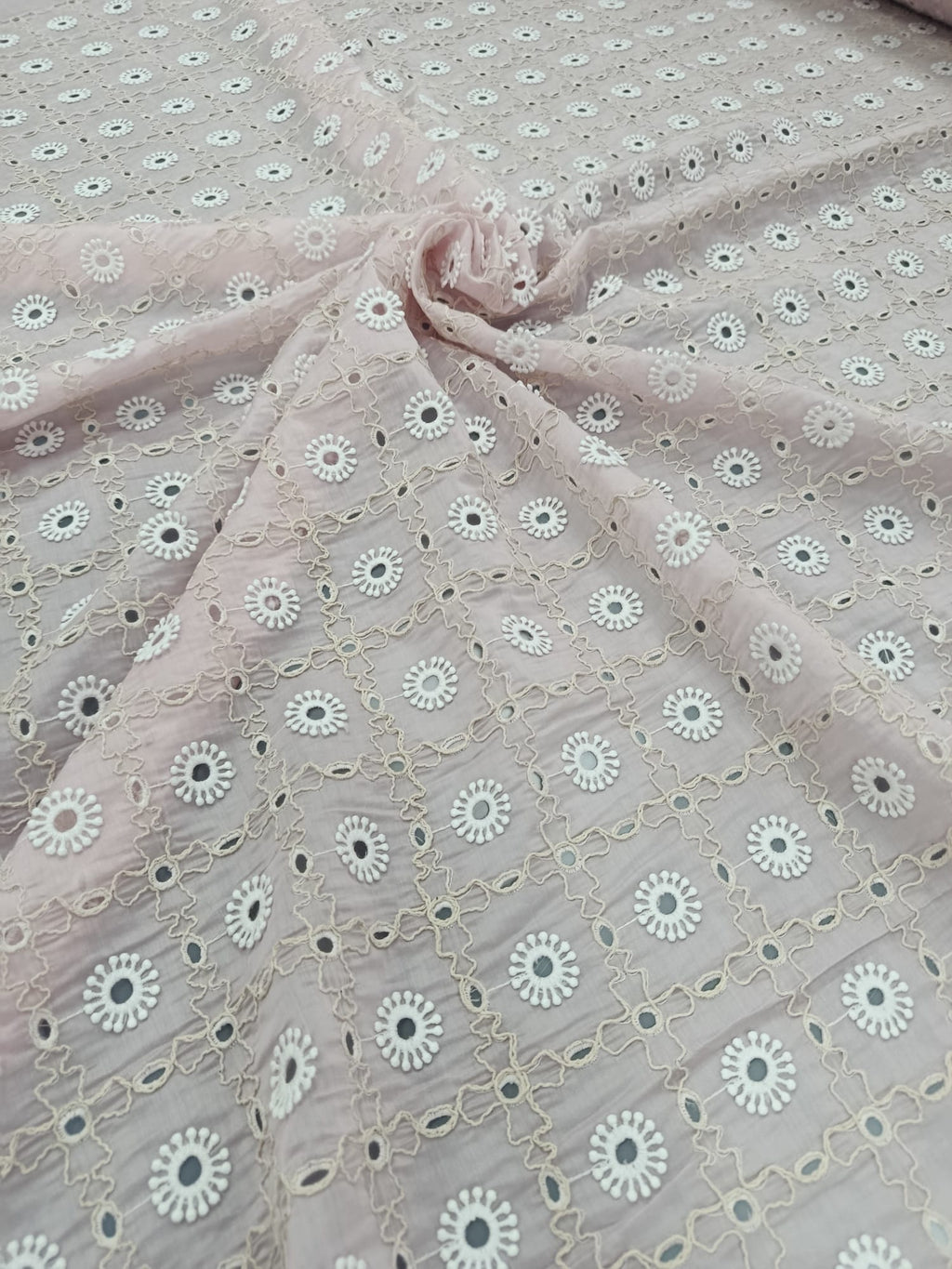 Detaliu broderie spartă pe material Lyocell roz deschis
