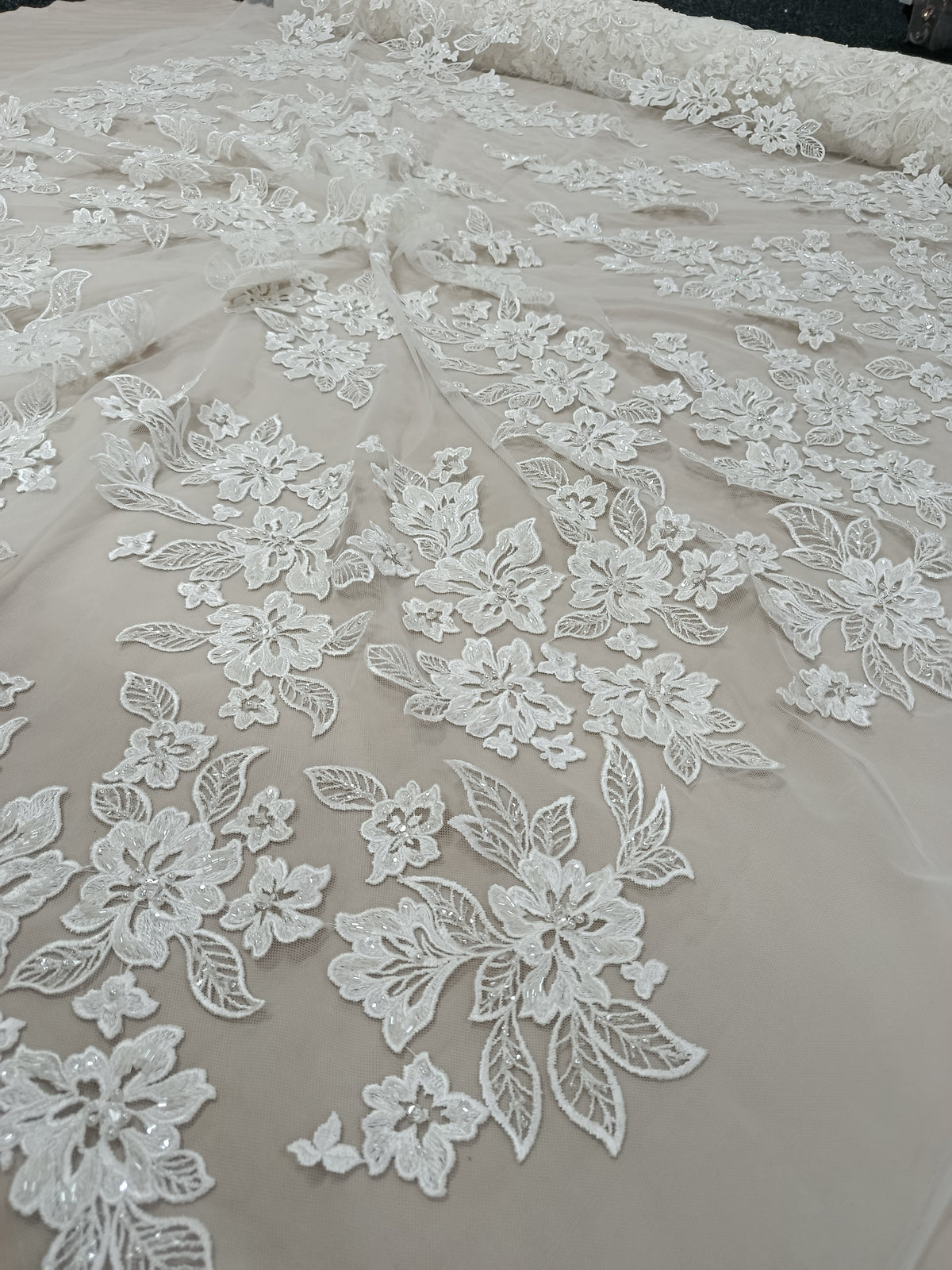Tull alb cu perle și pietre tubulare, material elegant pentru rochii de mireasă