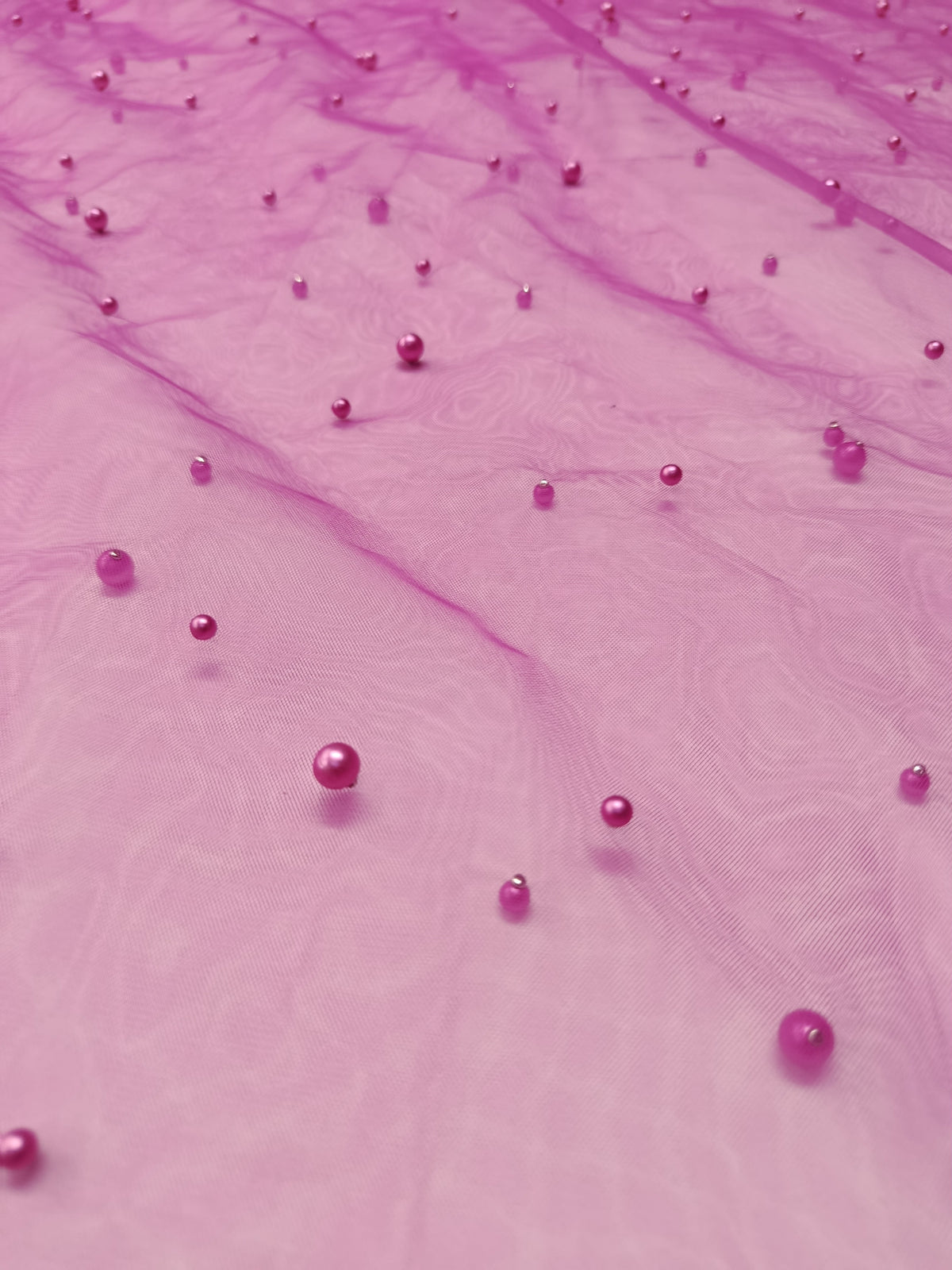 Material tull cu perle fucsia, ideal pentru rochii de seară, costume de dans și decorațiuni elegante.