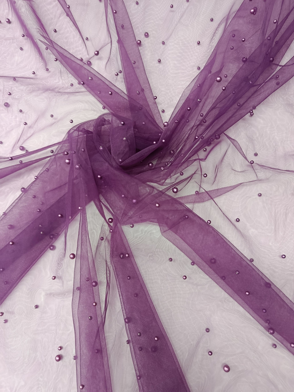 Detaliu al perlelor decorative aplicate pe tull violet premium, lățime 3 metri