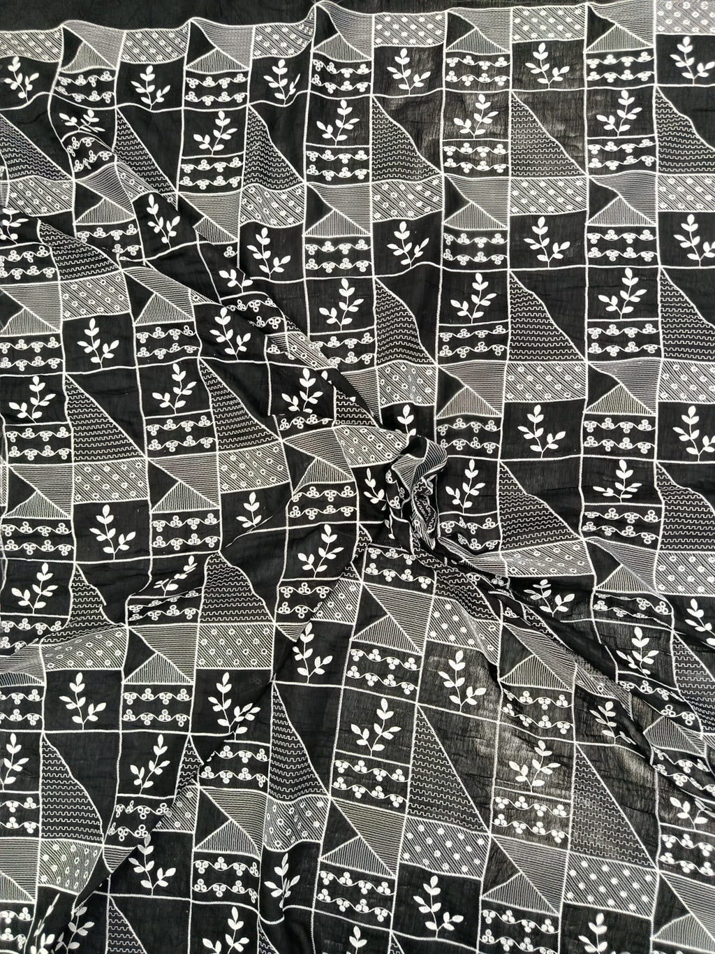 Detaliu al broderiei pe material din bumbac alb și negru