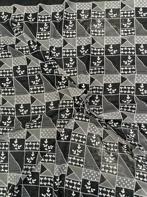 Detaliu al broderiei pe material din bumbac alb și negru