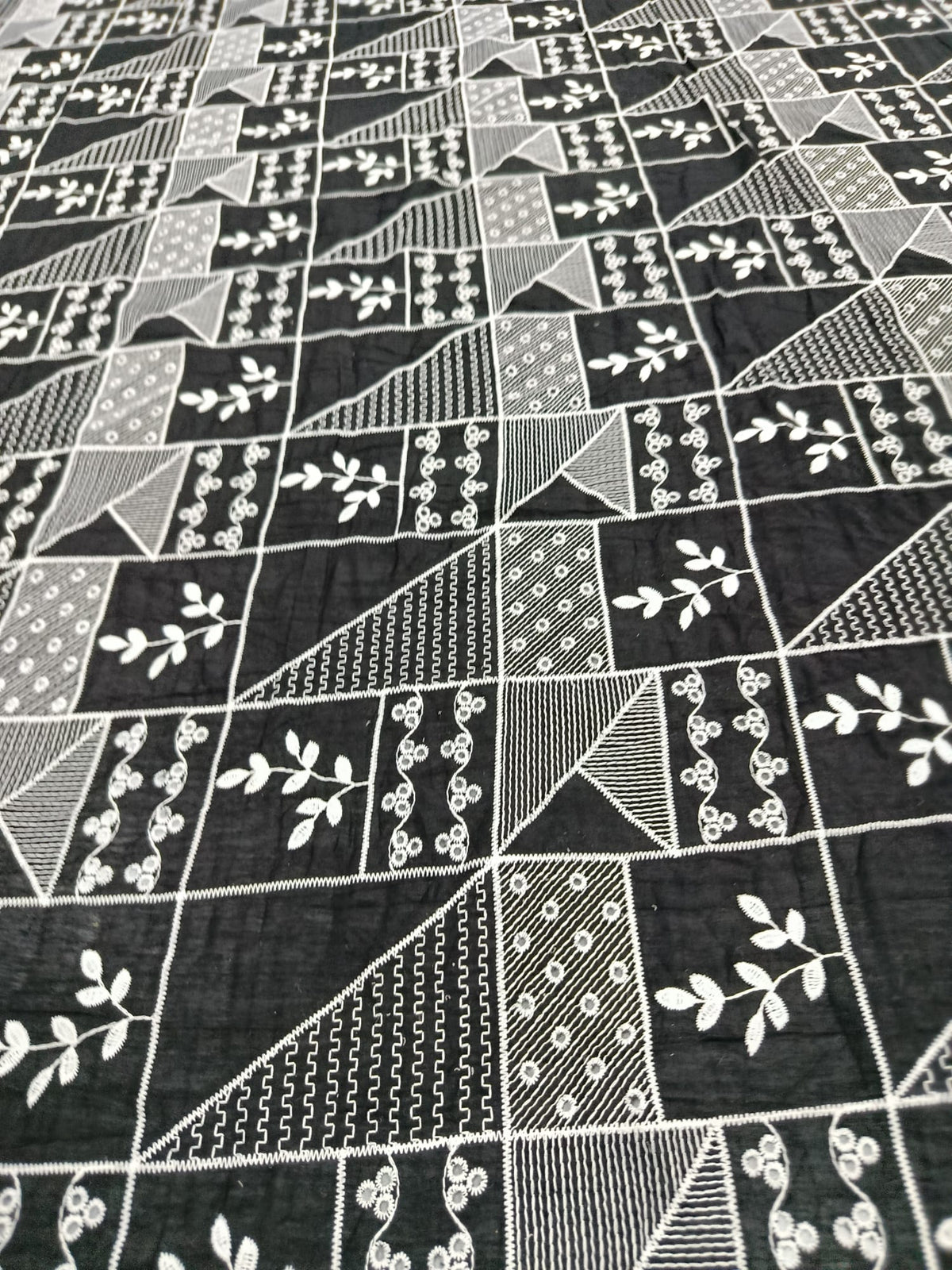 Material din bumbac brodat alb și negru pentru rochii și bluze elegante