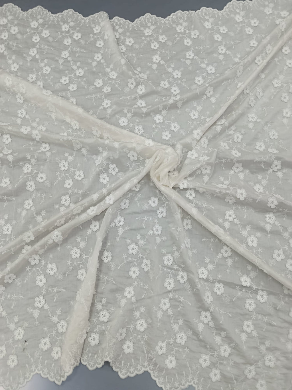 yocell ivoar cu broderie 3D florală cu flori mici – vedere completă a materialului, lățime 1,45 m