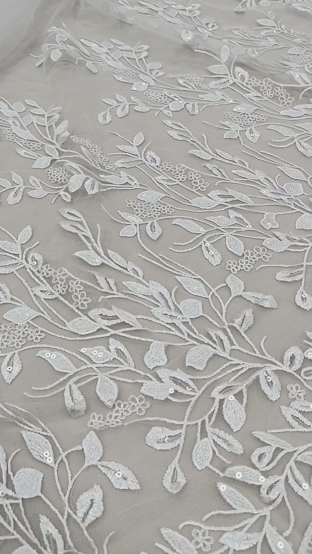 Tull brodat cu paiete alb, lățime 140 cm, ideal pentru creații elegante