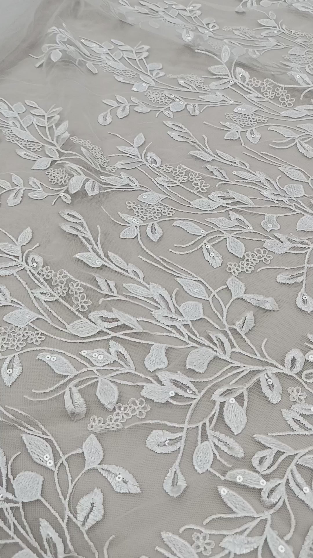 Tull brodat cu paiete alb, lățime 140 cm, ideal pentru creații elegante