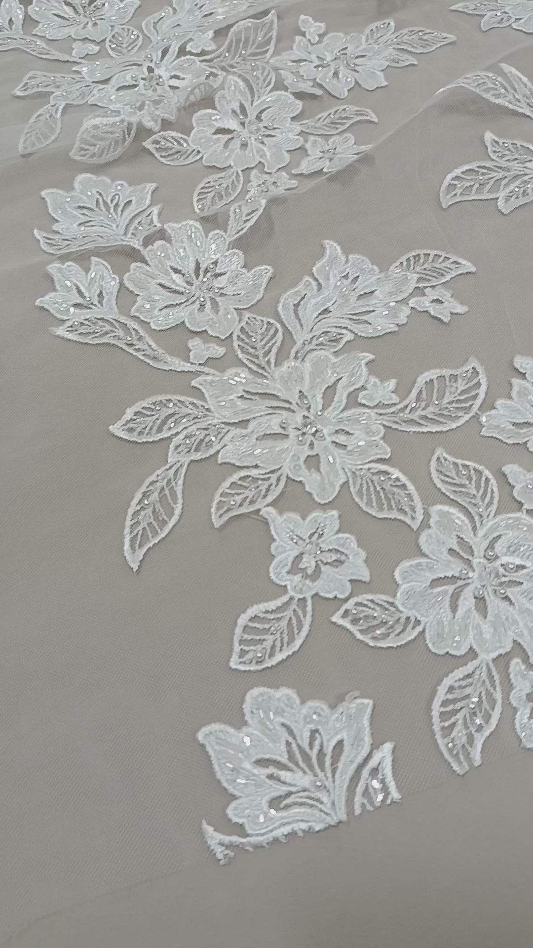 Prim-plan cu perle decorative aplicate pe tull alb premium